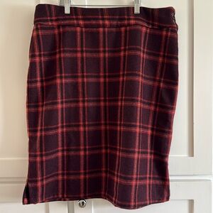 Women’s size large wool blend knee length lined ski skirt with side zip.